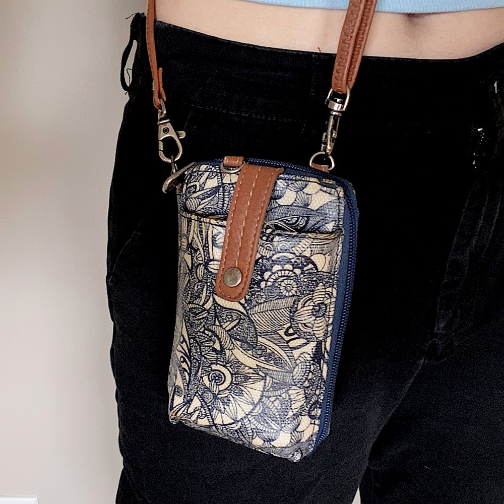 COPY - SAKROOTS Small CrossBody Printed Bag w/ adjustable strap